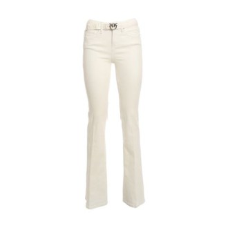 Jeans FLORA 24 di Pinko, da donna, colore bianco. Modello a zampa caratterizzato da tasche laterali e applicate sul retro. Piega stirata dul fondo del jeans e cintura tono su tono  logo Pinko. Chiusura con zip e bottone. Vestibilità slim 