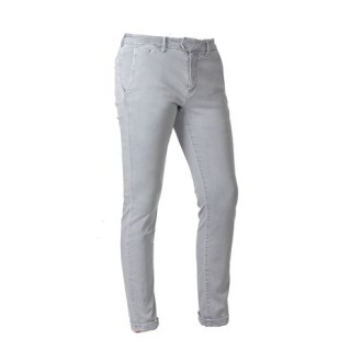 Luis slim, chino tasca America e zip. Una scelta impeccabile per ogni tipo di occasione. E’ realizzato con lo straordinario tessuto super stretch di nuova generazione. un denim colorato con “memoria di forma”. Possiede una performance di morbidezza e vest