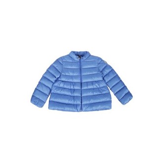 Giubbino JOELLE, di Moncler Kids, colore blu. Imbottitura in piuma e fodera in nylon longue saisonCappuccio rimovibile, maniche lunghe e chiusura anteriore con zip. Boudin largo sul fondo del capo.Logo in feltro. Vestibilità regolare. 