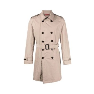 Trench di Fay, da uomo, colore cammello. Modello doppiopetto, realizzato in taffetà tecnico impermeabile. Caratterizzato da cintura, fascette sulla spalla e sul fondo manica. Colletto classico e chiusura con bottoni personalizzati. Vestibilità regolare. &
