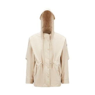 Parka VALIERE, di Moncler, da donna, colore beige. Modello realizzato in nylon a maniche lunghe. Caratterizzato da tesche applicate con bottone a pressione, polsi con bottone e cappuccio rimovibile. Punto vita elasticizzato. Chiusura con zip e botton