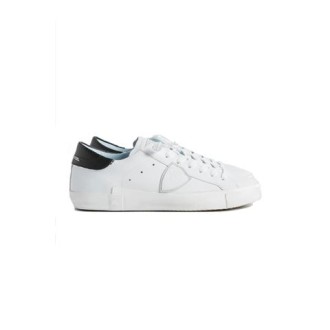 Sneakers PRSX di Philippe Model, da uomo, colore bianco. Caratterizzata dal logo scudetto sul lato della scarpa rappresenta il blasone della Città di Parigi, dove Philippe Model lanciò il suo brand. Tomaia realizzata in pelle di vitello e suede, con inser