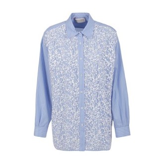 Camicia di Ermanno Firenze, da donna, colore azzurro. Modello lungo. Colletto classico, maniche lunghe e chiusura con bottoni. Caratterizzata da motivo a righe e paillettes sul fronte. Vestibilità leggermente over. 