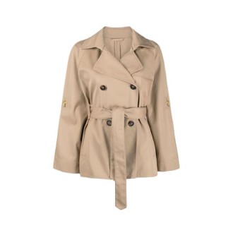 Trench di Fay, da donna, colore beige. Modello corto, doppiopetto, semi foderato in gabardine tecnico. Caratterizzato da fondo leggermente asimmetrico, tasche laterali e cintura in vita. Chiusura con bottoni personalizzati e ganci sulle maniche risvoltate