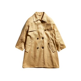 Trench di Fay, da donna, colore beige. Modello doppiopetto, in tessuto misto cotone e lino. Caratterizzato da maniche a raglan, aletta frontale e piega sul retro. Due tasche con pattina, chiusura con bottoni e gancio. Vestibilotà over. 