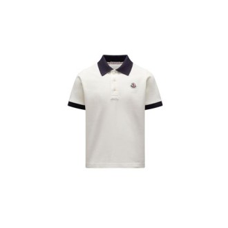 Polo di Moncler, da bambino, colore bianco. Modello a maniche corte, realizzato in piquet di cotone. Caratterizzato da logo in feltro, chiusura con bottoni a pressione e collo classico. Polsi e collo lavorati a costine in colore a contrasto. Vestibilità r