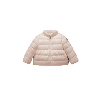 Giubbino JOELLE, di Moncler Kids, colore rosa. Imbottitura in piuma e fodera in nylon longue saisonCappuccio rimovibile, maniche lunghe e chiusura anteriore con zip. Boudin largo sul fondo del capo.Logo in feltro. Vestibilità regolare. 