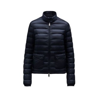 Giubbino LANS, di Moncler, da donna, colore blu. Realizzato in nylon léger, imbottito in piuma e trapuntato e logo Moncler in feltro. Chiusura anteriore con zip, chiusura del collo con bottone a pressione tono su tono e tasche applicate con patta. Vestibi