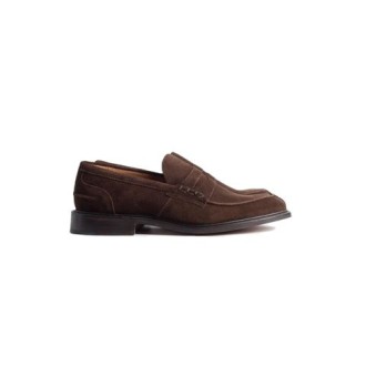 Mocassino JAMES, di Tricker's, da uomo, colore marrone. Modello realizzato in camoscio Repello. Caratterizzato da interno in pelle, suola in cuoio scanalato e cucito. Lavorazione artiganale. 