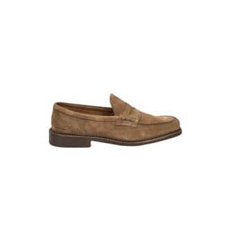 Mocassino ADAM di Tricker's, da uomo, colore sabbia. Modello realizzato in camoscio. Caratterizzato da interno in pelle, suola in cuoio scanalato e cucito. Lavorazione artiganale. 