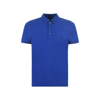 Polo di Fay, da uomo, colore bluette. Modello a maniche corte, realizzato in piquet stretch. Caratterizzato da logo ricamato a contrasto sul petto e colletto double bicolore. Chiusura con tre bottoni. Vestibilità regolare. 