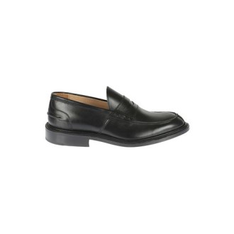 Mocassino JAMES, di Tricker's, da uomo, colore nero. Modello realizzato in pelle. Caratterizzato da interno in pelle, suola in cuoio scanalato e cucito. Lavorazione artiganale. 