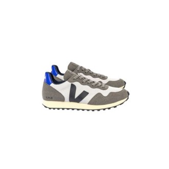 Sneakers SDU ALVEOMESH, di VEJA, colore base grigio. Realizzata Alveomesh (100% poliestere riciclato). Modello color block. Logo sul lato. Chiusura frontale con lacci. Suola in Caucciù dell'Amazzonia. 