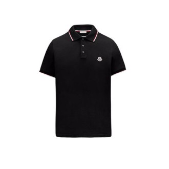 Polo di Moncler, da uomo, colore nero. Modello a maniche corte, realizzato in piquet di cotone. Caratterizzato da dettaglio logo in tessuto e polsi e collo tricolore. Colletto classico con tre bottoni. Vestibilità regolare. 