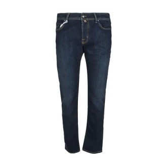 Jeans NICK di Jacob Cohen, da uomo, colore denim scuro. Modello dal lavaggio leggero, caratterizzato da cinque tasche e patch sul retro con logo. Chiusura con doppio bottone. Vestibilità slim. 
