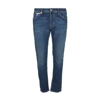 Jeans NICK di Jacob Cohen, da uomo, colore denim chiaro. Modello dal lavaggio leggero, caratterizzato da cinque tasche e patch sul retro con logo. Chiusura con doppio bottone. Vestibilità slim. 