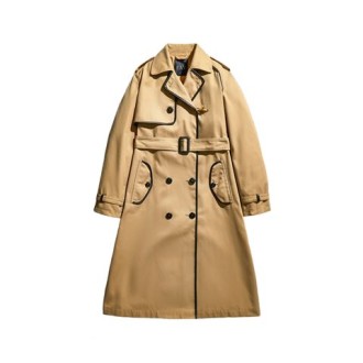 Trench di Fay, da donna, colore beige. Modello doppiopetto, realizzato in gabardine tecnico idrorepellente. Caratterizzato da raffinate bordature in pelle, cintura in vita e da un lato aletta con bottone e dall'altro con gancio Fay in metallo. Vestibilità