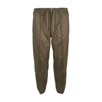 Pantalone di Emporio Armani, da uomo, colore fango. Modello jogger,  realizzato in raso leggero misto lyocell. Caratterizzato da tasche laterali e venatura frontale sulla gamba. Fondo elastico. Chiusura con zip e coulisse regolabile. Vestibilità rego