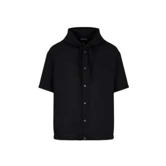 Camicia di Emporio Armani, da uomo, colore nero. Modello a maniche corte, realizzata in lino. Caratterizzato da fondo con elastico, chiusura con bottoni e collo con cappuccio. Vestibilità regolare.  