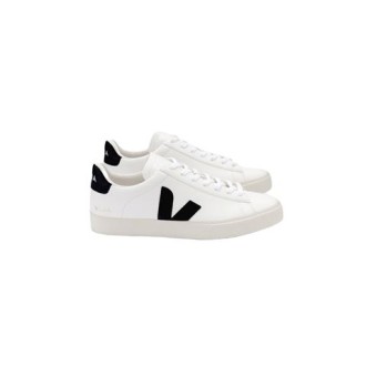 Sneakers CAMPO di Veja, colore bianco. Realizzata in pelle Chromefree. Caratterizzata dalla suola in gomma e dall'iconica 