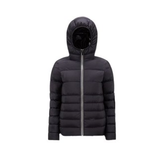 Giubbino PLUVIS, di Moncler, da donna, colore nero. Realizzato in longue saison riciclato, fodera in ripstop lucido riciclato e imbottitura in piuma. Modello con cappuccio con orlo logato, maniche lunghe e chiusura con zip. Tasche con zip. Vestibilità reg
