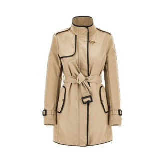 Trench di Fay, da donna, colore beige. Modello monopetto sfoderato, realizzato in gabardine tecnico idrorepellente. Caratterizzato da eleganti bordature, mostrine sulle spalle e tasche a patta e bottone automanico. Fondo manica con fascetta e fibbia. Chiu