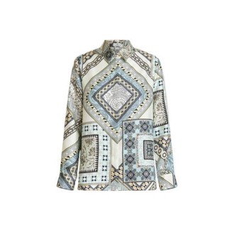 Camicia di Etro, da donna, colore bianco e azzutto. Modello a maniche lunghe, realizzato in seta. Caratterizzato da una stampa pochette con motivi naif e geometrici all over. Polsini con doppio bottone. Colletto classico con chiusura a bottoni. Vestibilit