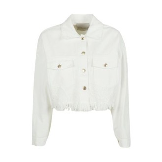 Giubbino di Ermanno, da donna, colore bianco. Modello in jeans, cropped, a maniche lunghe. Caratterizzato da fondo con ricamo floreale in pizzo tono su tono e sfrangiature e due tasche applicate con pattina. Colletto classico. Chiusura con botto
