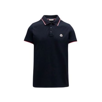 Polo di Moncler, da uomo, colore blu. Modello a maniche corte, realizzato in piquet di cotone. Caratterizzato da dettaglio logo in tessuto e polsi e collo tricolore. Colletto classico con tre bottoni. Vestibilità regolare. 