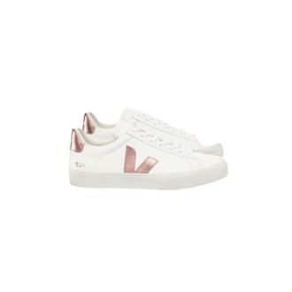Sneakers CAMPO di Veja, colore bianco. Realizzata in pelle Chromefree. Caratterizzata dalla suola in gomma e dall'iconica 