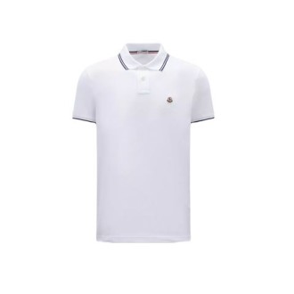 Polo di Moncler, da uomo, colore bianco. Modello a maniche corte, realizzato in piquet di cotone. Caratterizzato da dettaglio logo in feltro e profili a contrasto su maniche e collo. Colletto classico con tre bottoni. Vestibilità regolare. 