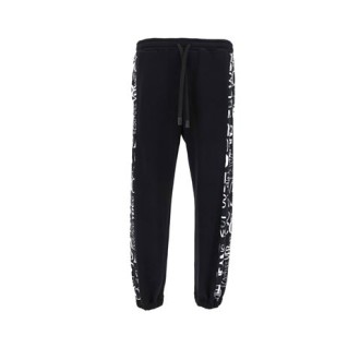 Pantalone di Versace, da uomo, colore nero. Modello jogger, caratterizzato da bande laterali con logo e tasche laterali. Vita elasticizzata con coulisse regolabile. Vestibilità regolare. 