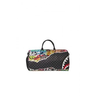 Borsone PULL AWAY DUFFLE, di Sprayground, colore multicolor. Modello realizzato in pelle. Caratterizzato da fantasia a scacchi e stampa logo, tasca principale con zip, tasca per sneakersa con zip e cinghie regolabili. 
