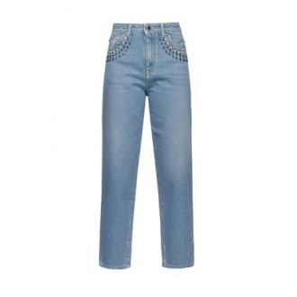 Jeans MADDIE, di Pinko, da donna, colore denim. Modello mom-fit, caraterizzato da dettagli con strass e borchie sulle tasche. Vita alta con passanti per cintura. Chiusura con zip e bottone. Vestibilità regolare. 