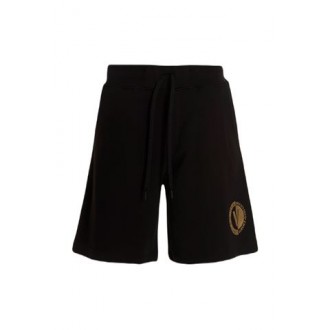 Bermuda di Versace, da uomo, colore nero. Modello realizzato in cotone, caratterizzato da stampa logo a contrasto ed elastico in vita con coulisse regolabile. Vestibilità regolare. 