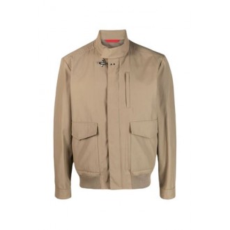 Bomber di Fay, da uomo, colore beige. Modello a maniche lunghe, realizzato in tessuto tecnico idrorepellente. Caratterizzato da tasche applicate con pattina a doppio ingresso, taschino sul petto e bordo e polsini a costine. Collo alto con dettaglio gancio