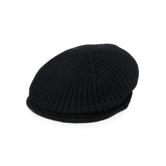 ALTEA berretto in lana nera lavorato a coste con corona piatta e visiera piatta.