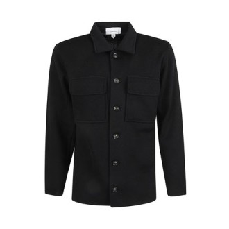 Giacca in maglia taglio camicia di Lardini in colore nero , cinque bottoni , tasche alte a toppa con pattine manica camicia con un bottone . 