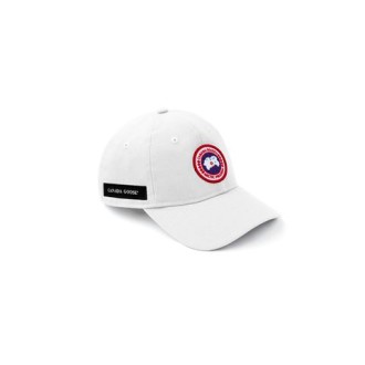 Cappello di CANADA GOOSE, da uomo, colore bianco. Modello caratterizzato da logo Canada Goose ricamato sul davanti e mini etichetta sul lato. Cinturino in pelle regolabile sul retro.  