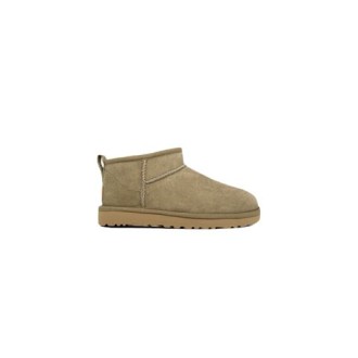 Classic Ultra Mini di UGG col. antilope in pelle di pecora con fodera UGGplush ™ ultra morbida e suola flessibile e leggera.Etichetta sul tallone in pelle con logo 