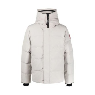 Giubbino MACMILLAN, di CANADA GOOSE, da uomo, colore bianco. Modello imbottito in piuma d'anatra. Caratterizzato da due tasche esterne e una interna, cappuccio snorkel imbottito e dettaglio logo sulla manica. Polsini in maglia. Vestibilità regolare. 