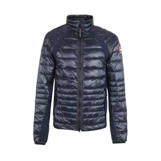 Giubbino HYBRIDGE di Canada Goose da uomo, colore blu. Thermal Mapping® garantisce calore essenziale con isolamento in piuma dove serve di più. I dettagli riflettenti a 360° sul colletto posteriore e intorno ai gomiti offrono maggiore visibilità in condiz