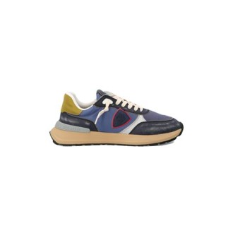 Sneakers ANTIBES LOW by Philippe Model, da uomo, colore bluette. Retro con logo. Caratterizzata dal logo scudetto sul lato della scarpa. 