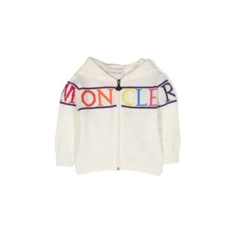 Maglia cardigan in lana full zip bianca neonato di Moncler kids. Logo intarsiato, cappuccio, chiusura frontale con zip e maniche lunghe. 