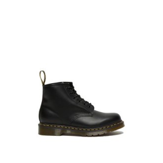 Stivale 101 SMOOTH di Dr. Martens, da donna, colore nero. Caratterizzato da due occhielli in meno rispetto all'iconica silhouette 1460, lo stivaletto 101 conserva tutto il nostro inconfondibile DNA. Cuciture gialle e rifinito con una fettuc