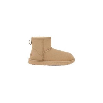 Stivale Classic Mini II di UGG colore sabbia in montone rovesciato e pelle scamosciata pretrattato per resistere a umidità e macchieListino posteriore , cuciture overlock, soletta in vello di pecora e suola Treadlite by UGG™. 