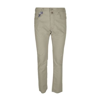 Jeans BARD RIPSTOP di Jacob Cohen, da uomo, colore beige. Caratterizzato da cinque tasche e patch sul retro con logo. Chiusura con doppio bottone. Vestibilità slim. 