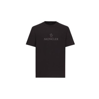 T-Shirt Con Logo Nera di Moncler. Realizzata in puro cotone nero. Girocollo, maniche corte, stampa tono su tono del logo Moncler sul davanti, patch con logo sulla manica, orlo dritto.  