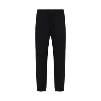 Pantalone di Emporio Armani, da uomo, colore nero. Modello jogger, coulisse alla vita e banda laterale. 