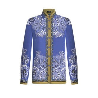 Camicia realizzata in crêpe de Chine di seta. Il modello è decorato con stampa d'ispirazione bouquet e bordi con motivo grafico a contrasto.   